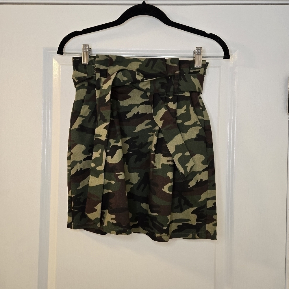 Lovers + Friends Camouflage Flex Waist Skirt Size Small With Side Zipper